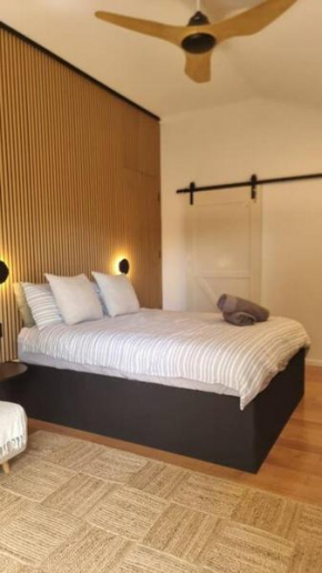 Alcorn Garden Studio Main House Attached-Dog friendly 2 mins walk to beach